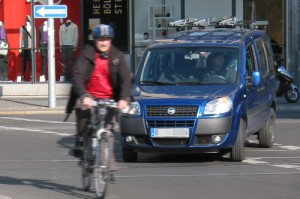 Fahrradfahrer und Autoverkehr im engen Verkehrsraum - im Berliner Stadtverkehr. Foto: ACE.