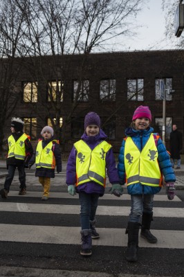 Da sollten sich auch Erwachsene ein Beispiel dran nehmen: Kinder werden auch im Dunkeln sichtbar. Foto: ADAC.