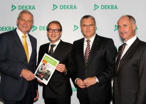 Bundesverkehrsminister Alexander Dobrindt (2. v.l.) bekam von den DEKRA Vorständen Clemens Klinke, Stefan Kölbl und Roland Gerdon (v.l.) den Abschlussbericht der Aktion SafetyCheck 2014 überreicht.  Foto: Dekra.