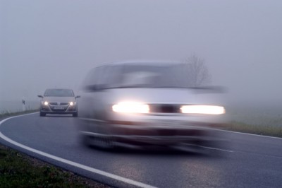 Autofahren im Nebel: Tagfahrlicht reicht hier nicht aus. Foto: Bernd Blume /  panthermedia.net.