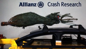 Weihnachtsbaum im Crashtest. Foto: Allianz Deutschland.