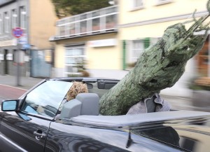 Weihnachtsbaumtransport im Cabrio. Foto: Allianz Deutschland.