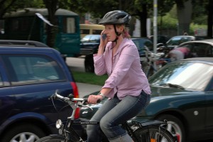 Für Handy-Telefonate auf dem Fahrrad gibt es ebenfalls Punkte in Flensburg. Foto: Mathis Beutel.