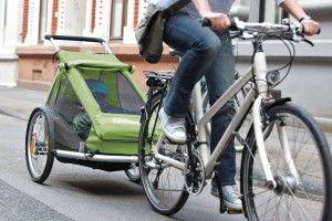 Mit Kindern im Fahrradanhänger unterwegs. Foto: Pressedienst Fahrrad pd-f.de