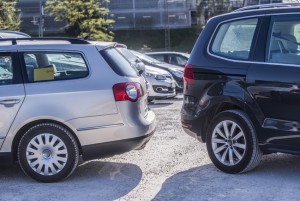 Wer ist schuld, wenn es beim Rückwärtsfahren kracht. Der schnelle Tritt auf die Bremse genügt nicht, um jede Schuld von sich zu weisen. Foto: HUK-COBURG.