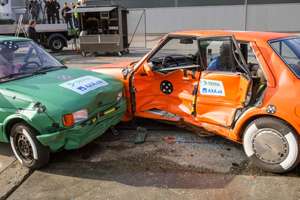 Vorversuche für den Dekra-Crashtest Wildhaus 2014 mit einem Ford Fiesta Erstzulassung 1987 (links) und einem Mazda 626 Erstzulassung 1983 (rechts). Foto: Dekra.