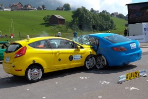 Lebensretter beim Kreuzungsunfall in neueren Fahrzeugen (beide 2009): Sicherheitsgurt, effektive Airbags, hochfeste Fahrgastzellen und wirkungsvolle Knautschzonen. Foto: Dekra.