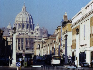 In italienischen INnenstädten müssen Autos für bessere Luft oft "draußen" bleiben: Den Petersdom in Rom erkundet man besser zu Fuß. Foto: Petra Grünendahl.