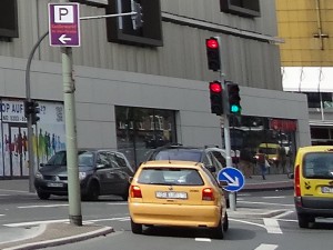 Auch bei Grün hat man als Autofahrer nur dann freie Fahrt, wenn die Kreuzung frei ist. Foto: Petra Grünendahl.