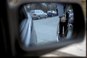 Vorsicht: Nicht jeder Rad- und Motorradfahrer ist im Rückspiegel erkennbar, sondern befindet sich im toten Winkel. Foto: ADAC.