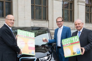 Bundesministerium für Verkehr und digitale Infrastruktur (BMVI) Bildunterschrift: Werben für den Licht-Test2015: v.l.: Prof. Kurt Bodewig (Deutsche Verkehrswacht), Bundesverkehrsminister Alexander Dobrindt und Jürgen Karpinski (Zentralverband Deutsches Kraftfahrzeuggewerbe). Foto: ZVA.