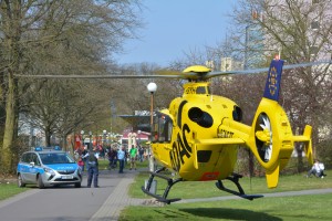 Egal, wo der Hubschrauber landet, ein Sicherheitsabstand ist immer einzuhalten. Foto: ADAC/Stephan Bartsch.