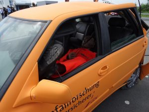 Wohl eher nicht ganz enstpannt: der Pkw-Fahrer nach dem Crash. Wohnmobile im Straßenverkehr - Crashtest der Unfallforschung der Versicherer (UDV) bei CTS in Münster. Foto: Petra Grünendahl,