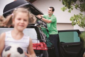 Gepäck und Sportgeräte auf der Urlaubsfahrt sicher verstauen. Foto: Dekra.