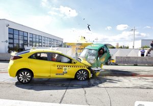 Beim Crash Honda Civic gegen Smart Fortwo nimmt der Honda viel Aufprallenergie des Smart auf. Foto: ADAC / Ralph Wagner.